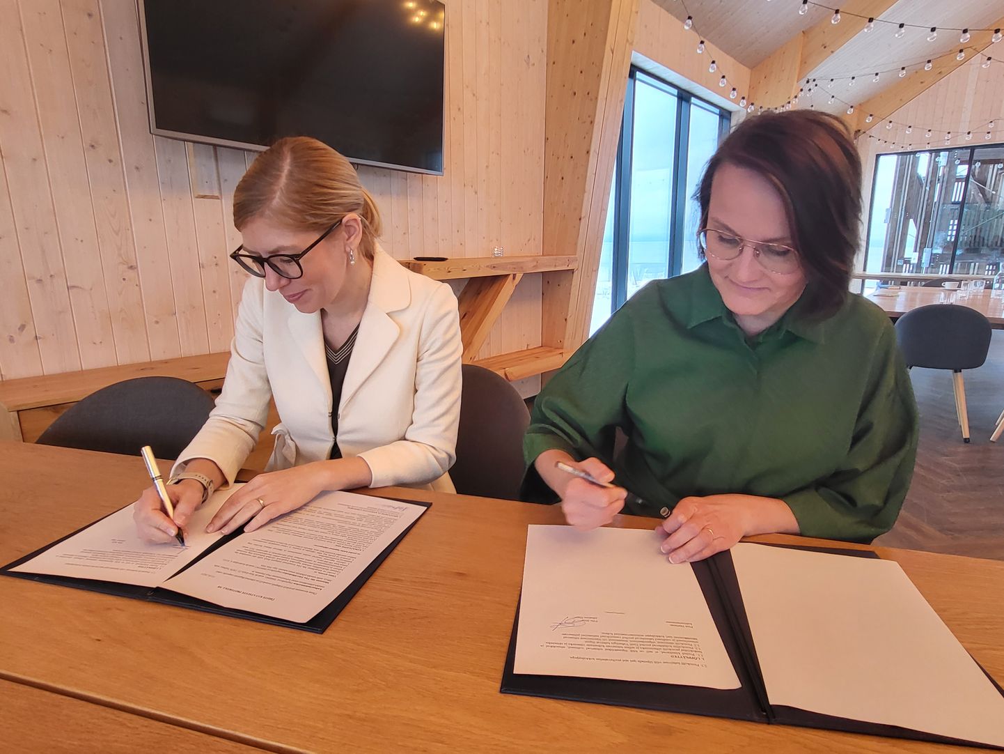 Kultuuriminister Piret Hartman ja Ida-Viru ettevõtluskeskuse juht Pille Sööt allkirjastasid reedel koostööleppe.