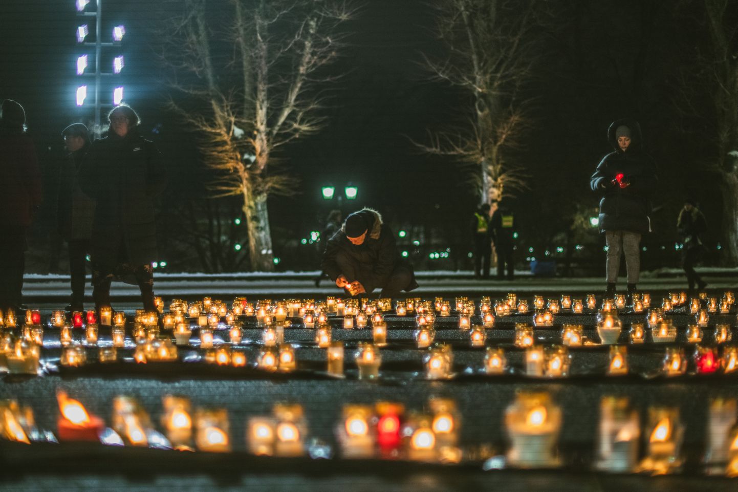Pieminot Rumbulas traģēdijas 81. gadadienu, pie Brīvības pieminekļa tiek noliktas sveces