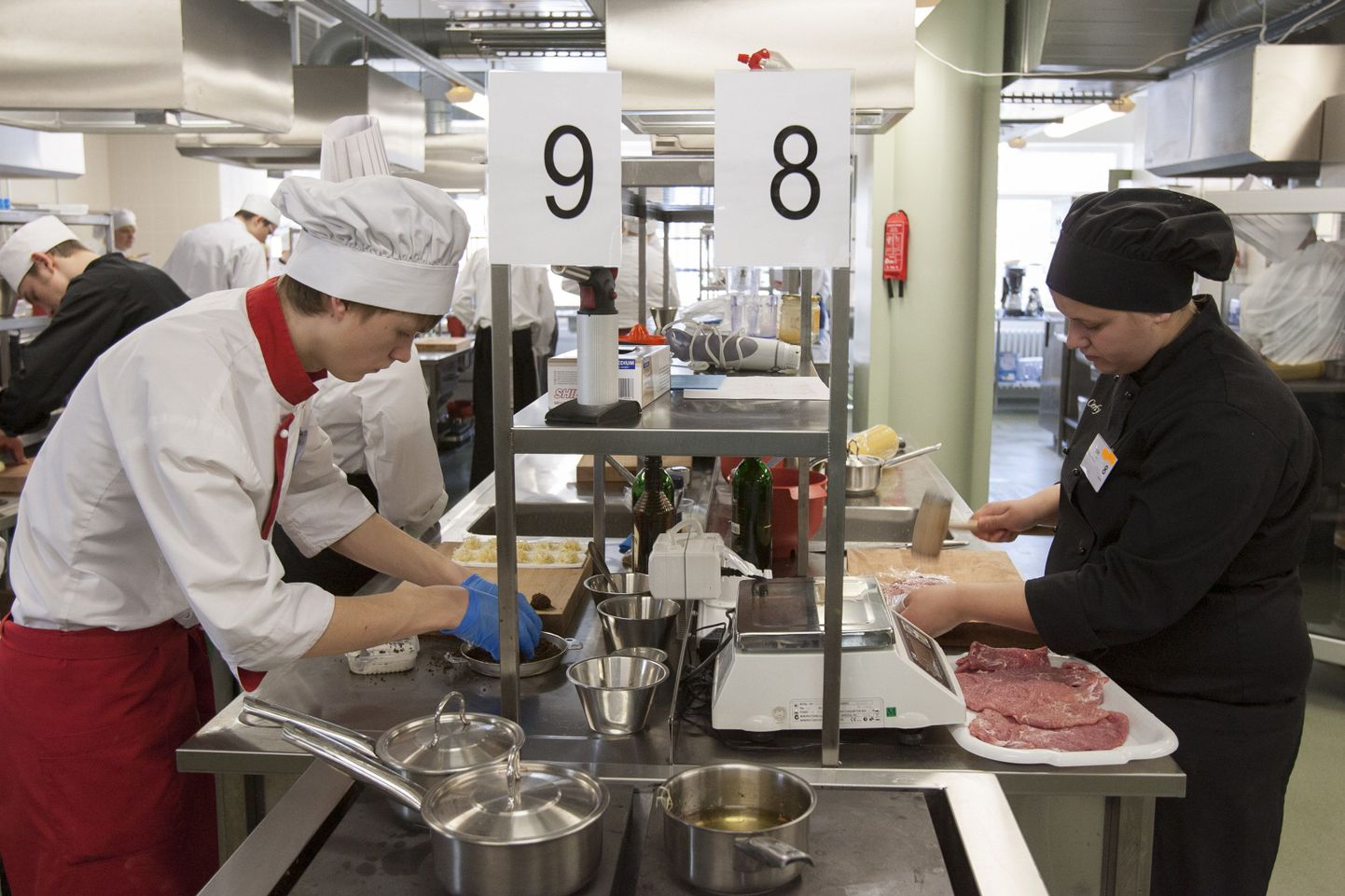 Kevadel peeti Tallinna Teeninduskoolis noote kokkade ja teenindajate võistlust «Nooruslik kevad 2012».