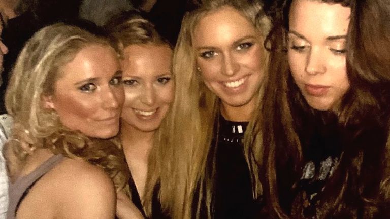 Мартина с подругами в ночном клубе «Мэддокс» в ночь ее смерти