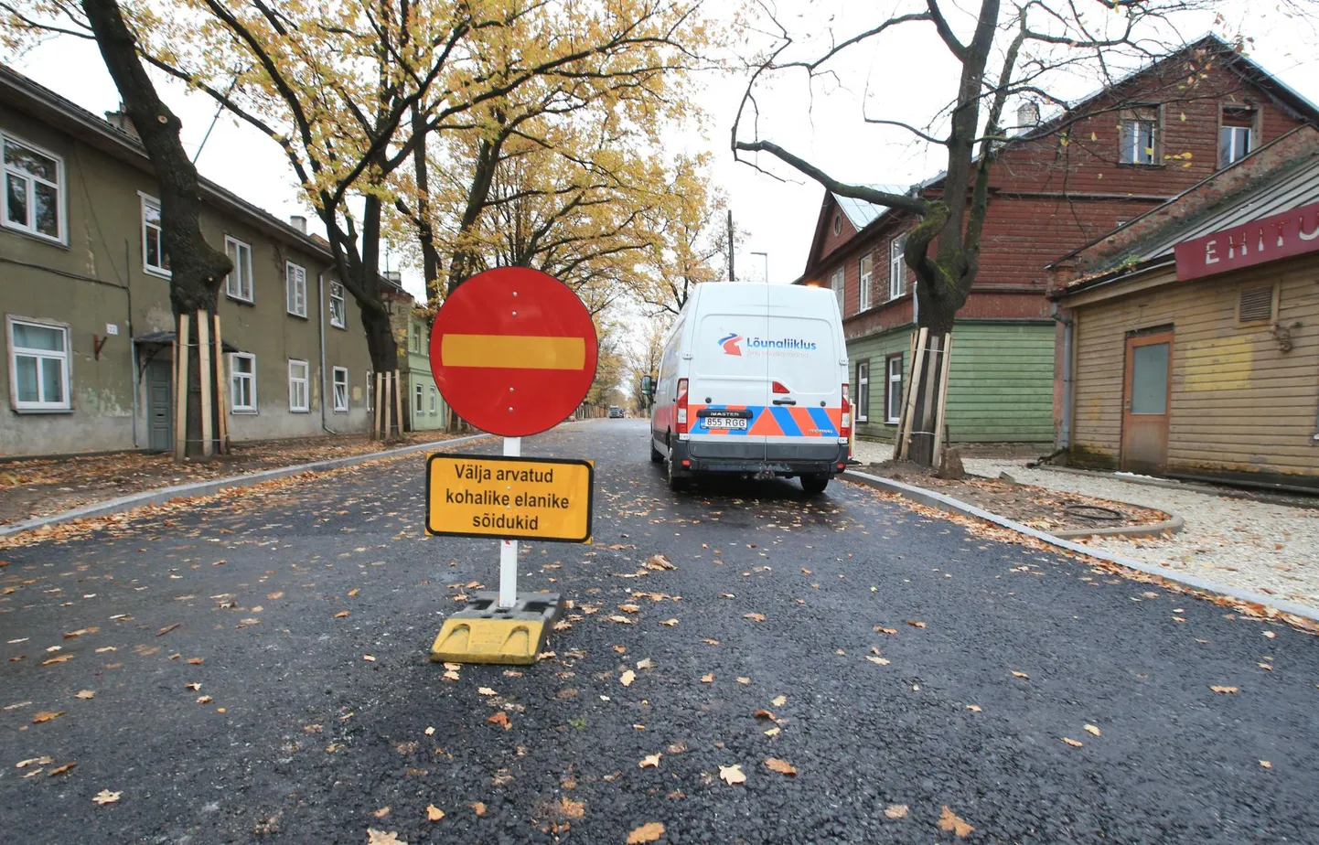 Puiestee tänaval on asfalt maas, aga liikluseks jääb veel suletuks Narva mnt ja Lubja tänava vaheline lõik.