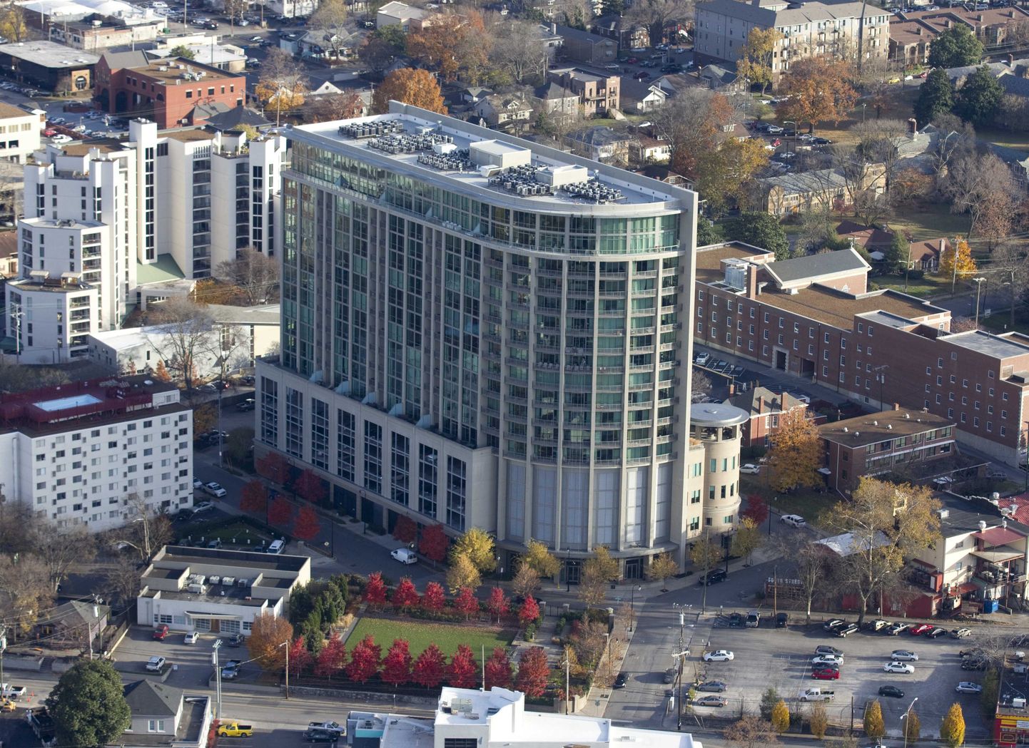 Swifti esimene iseseisev kinnisvaraost oli 2 miljonit dollarit maksunud kolme magamistoaga penhouse Nashville'i The Adelica nimelises luksuslikus kortermajas.