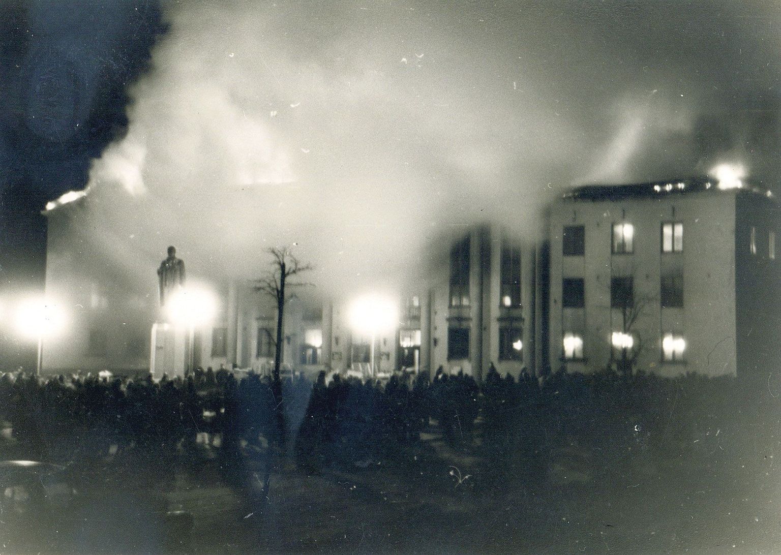 Eesti põllumajanduse akadeemia peahoone põlengut kogunes vaatama tohutult palju tartlasi. Rahvahulgast kõrgemal ei seisnud elus inimene – see oli Lenini kuju postamendi otsas.