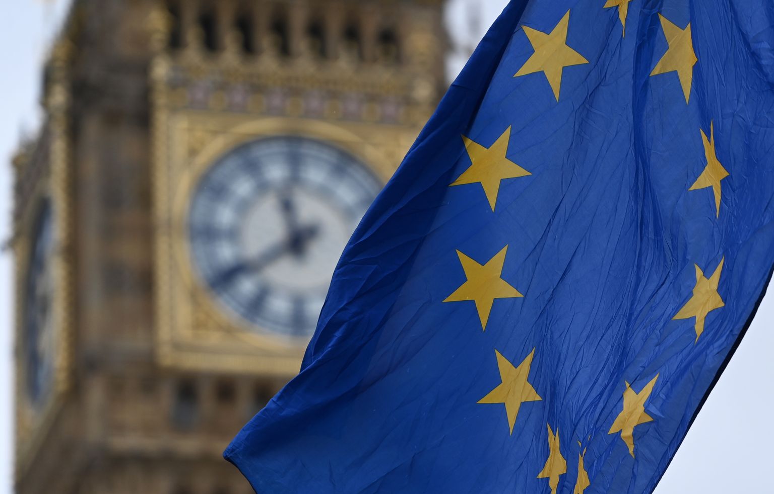 Euroopa Liidu lipp Londonis parlamendihoone lähistel. Põhja-Iirimaa protokolli muutmine ähvardab tuua Suurbritanniale kaubandussõja Euroopa Liiduga.