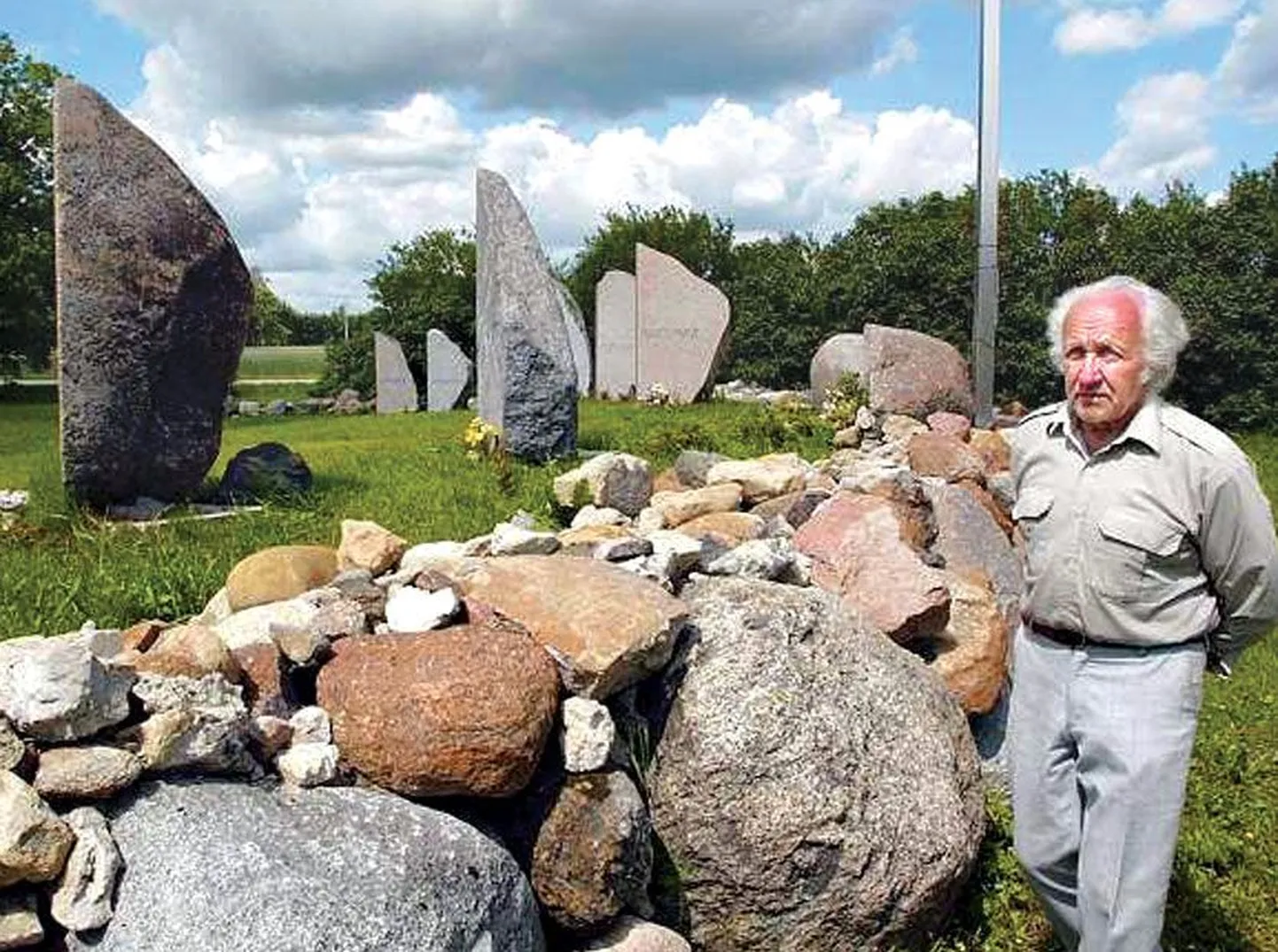 Pilistvere kivikangur ja tema looja Vello Salum.