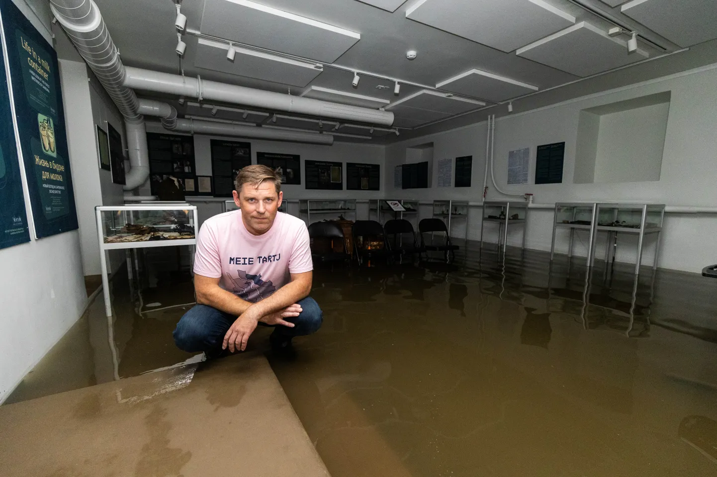 Tartu linnaajaloo muuseumite direktor Risto Lehiste käis kolmapäeva lõunal muuseumi veekahjutusi hindamas. Kõige rohkem oli vett kogunenud ajutiste näituste saali, kus vesi ulatus pea poolde säärde.