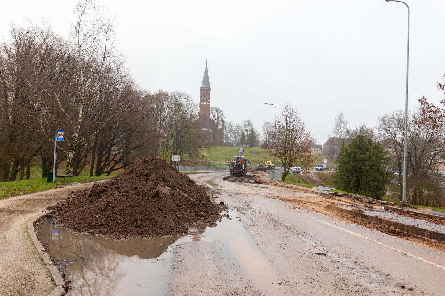 Viljandi linn on pakkunud sel aastal tublisti tööd tee-ehitajatele. Uusi suuri hooneid pole tänavu kerkinud.