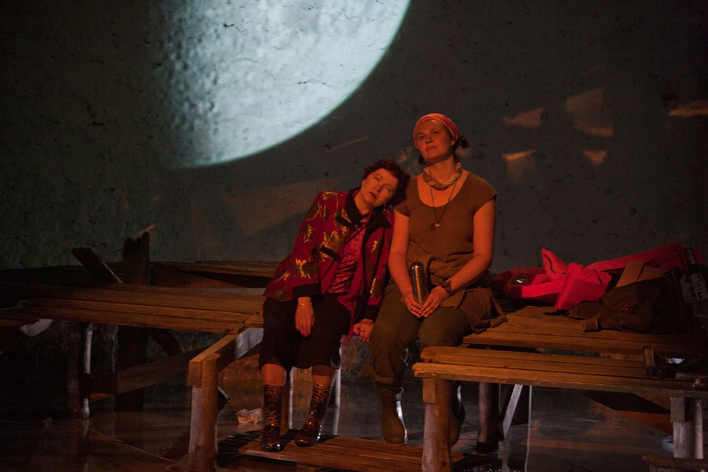 NAISED OMAVAHEL: Kersti Kreismann (vasakul) ja Piret Rauk lavastuses "Yksine".