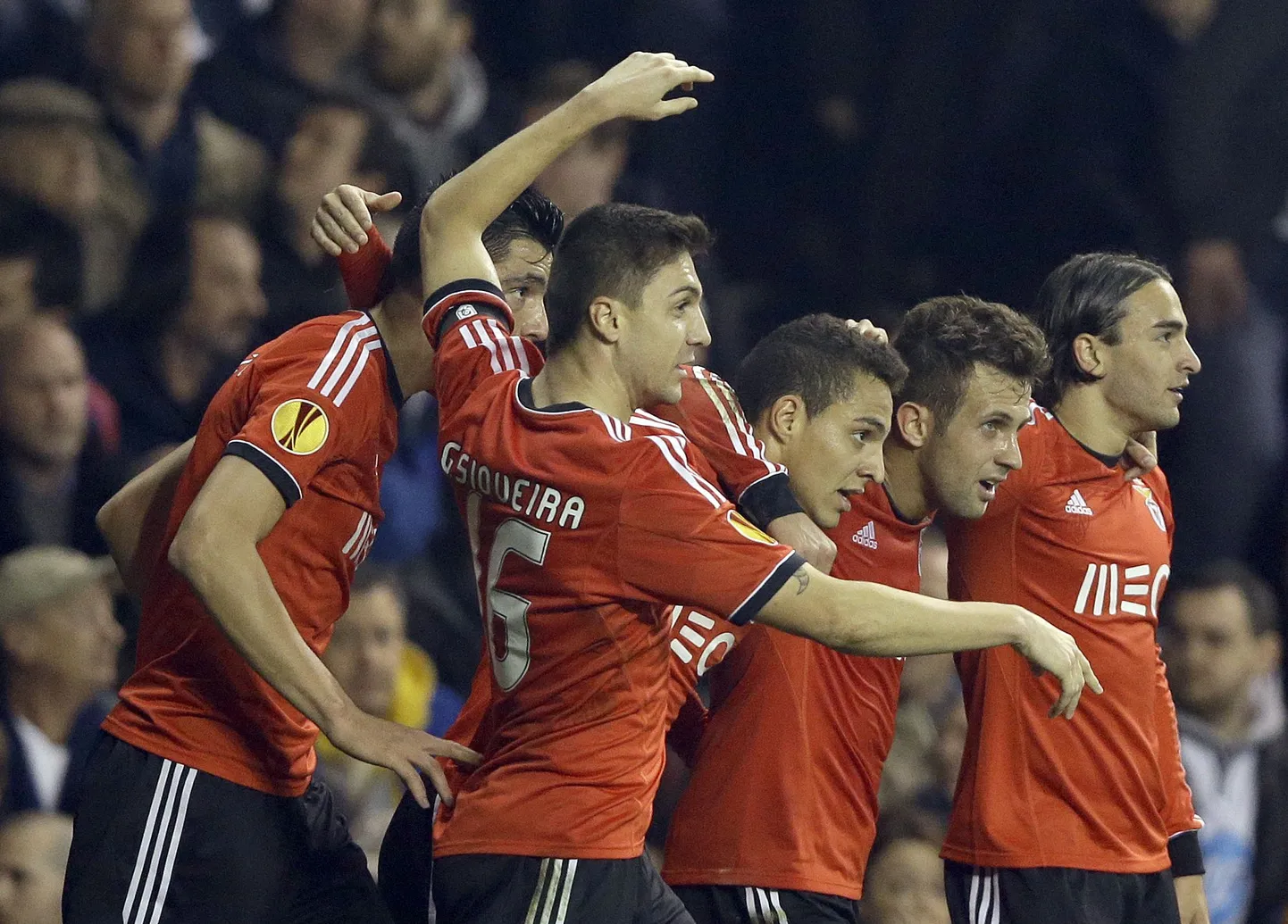 Lissaboni Benfica mängijad tähistavad Tottenhamile löödud väravat.