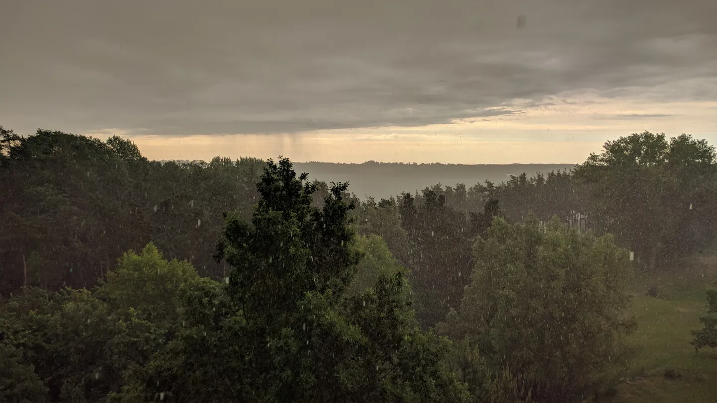 Laupäeva hommikul tabas Viljandit tugev vihmasadu ja äike.