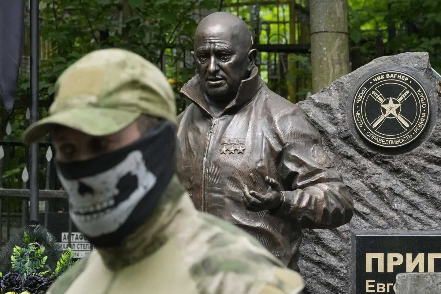 Venemaa erasõjafirma juhi Jevgeni Prigožini hauale püstitatud skulptuur Peterburi kalmistul. Foto on illustratiivne.