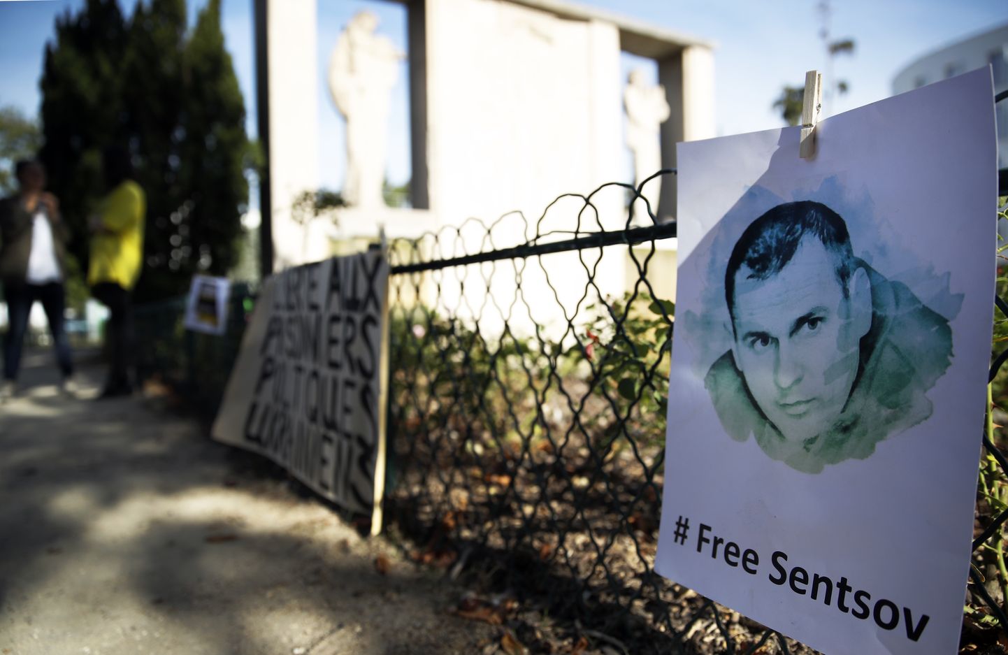 Oleg Sentsovi vabastamist nõudev plakat Venemaa saatkonna juures Pariisis.