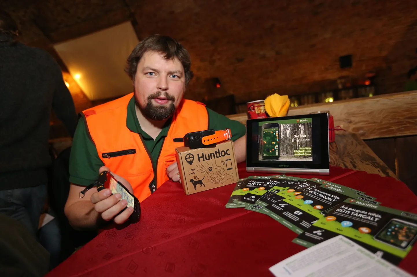 Ärikiirendi Buildit idufirmade tooteesitluspäev Püssirohukeldris.
Pildil idufirma Huntloc esindaja Herko Sunts näitab koerte jälgimisseadet.