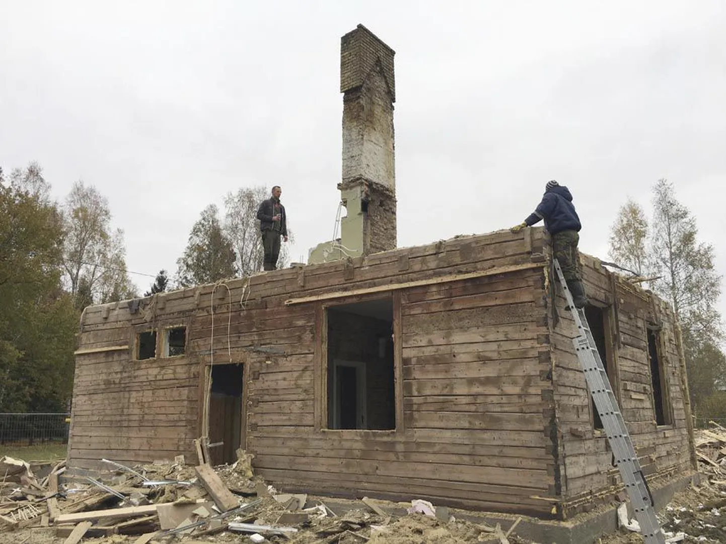 Kooli- ja rahvamajana teeninud hoone, mis läks Audru vallas lammutamisele, leiab endale uue koha Karksi vallas Priit Oksale (vasakul) kuuluvas Urissaare rantšos, kus sellest saab kantrifestivali meeskonna staap.