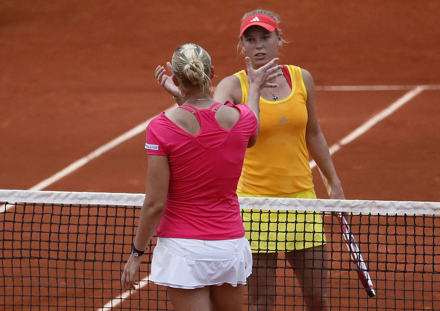 Kaia Kanepi ja Caroline Wozniacki pärast 2012. aasta kohtumist Prantsusmaa lahtistel, mille Kanepi kolmes setis võitis.