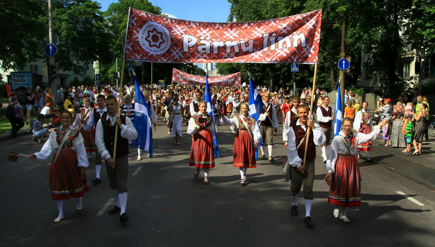Noorte laulu- ja tantsupeo "Maa ja ilm" rongkäik.