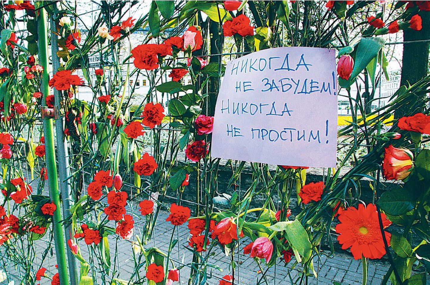 «Mitte kunagi ei unusta, mitte kunagi ei andesta,» kuulutab venekeelne plakat 2007. aastal võidupüha õhtul pronkssõduri juures.