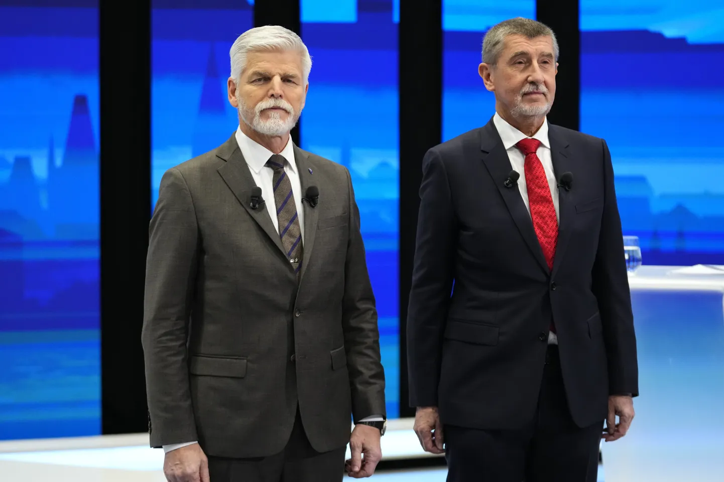 No kreisās: Petrs Pavels un bijušais Čehijas premjerministrs Andrejs Babišs