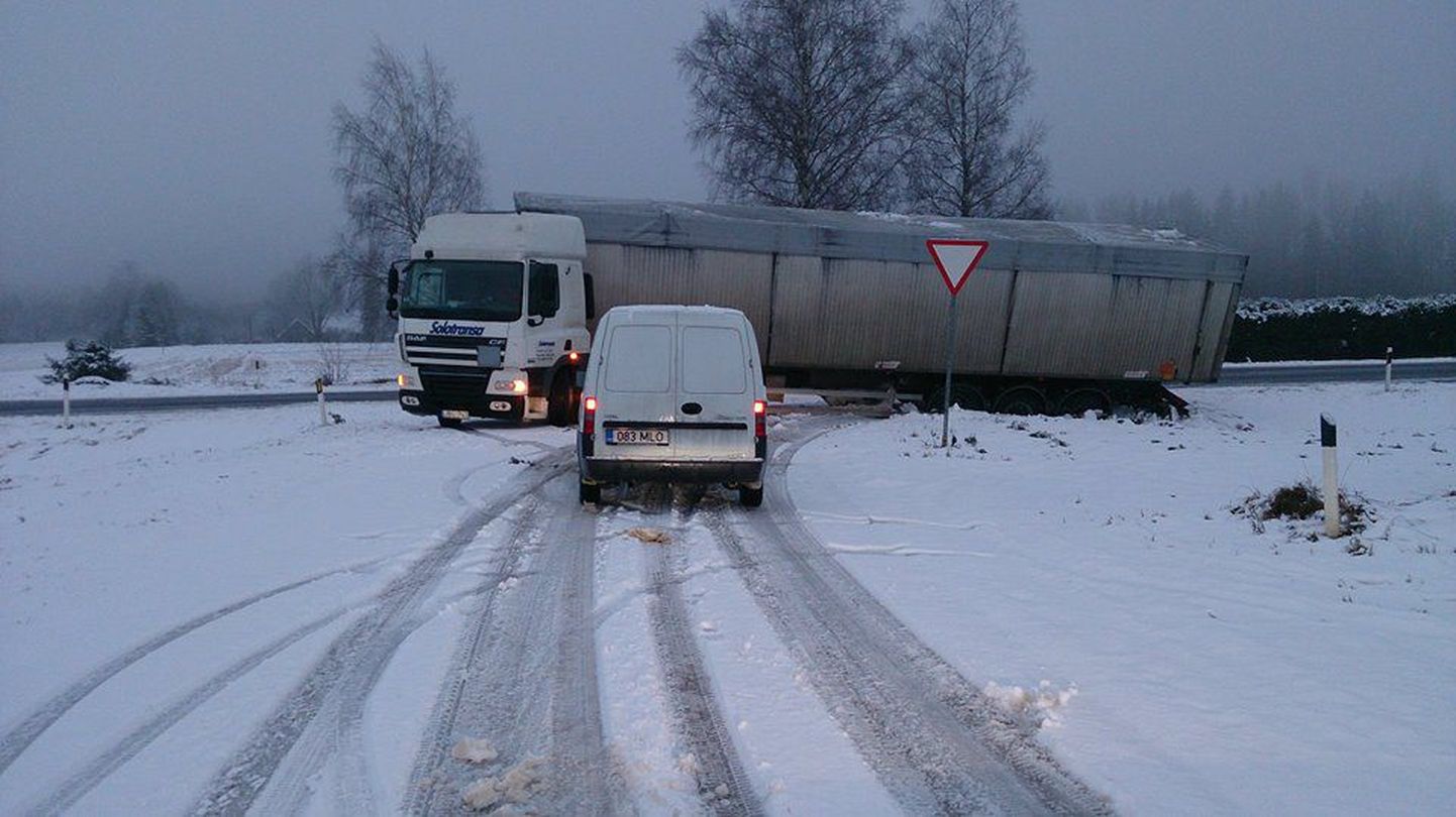 Täna hommikul oli Jõgevamaal Kärde mäel teeprevele vajunud veoauto. Sõiduk tõkestas seal liiklust paar tundi.