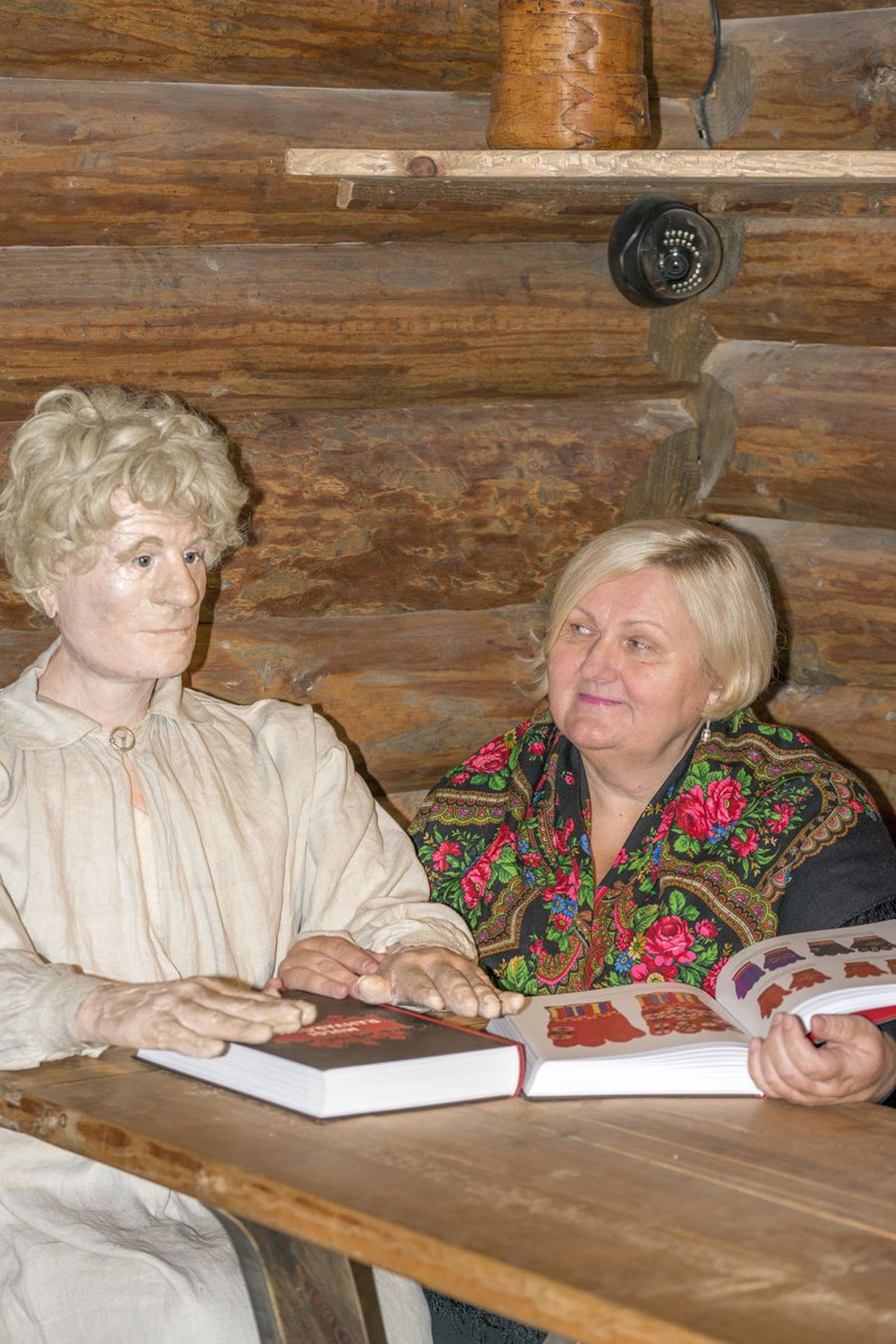 Tiina Jürgen näitab äsja valminud raamatut veel ühele tähtsale tegelasele, Viljandi muuseumi rehetoa vaimule.
