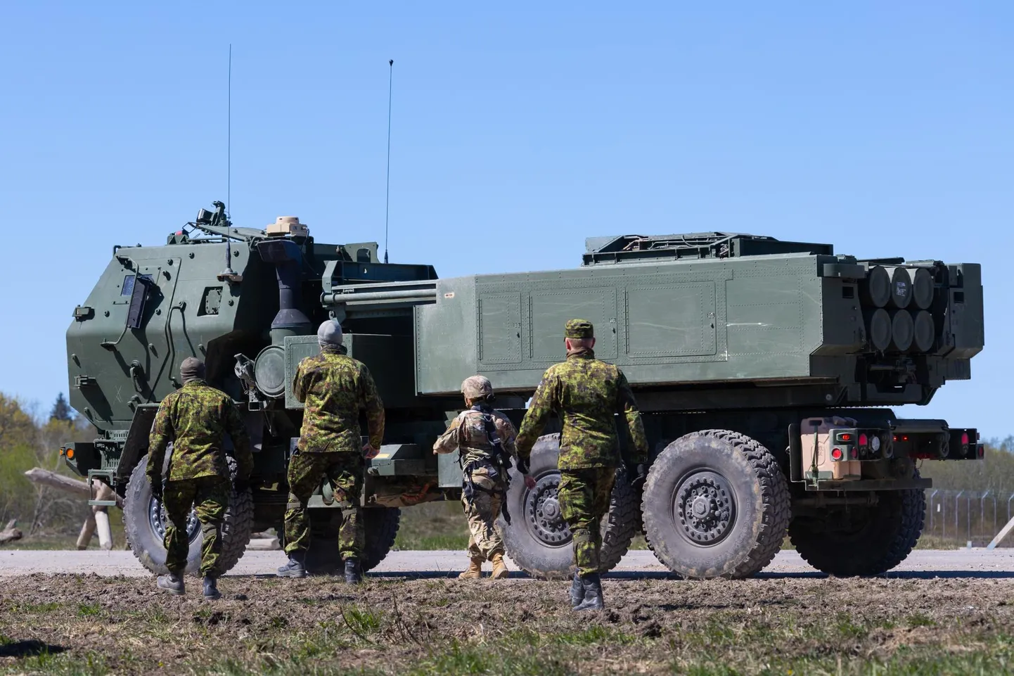 Kevadtormil vabatahtlikult osalevad suurtükiväe reservväelased said HIMARS-i mitmikraketiheitjate kasutuselevõtuks ettevalmistava väljaõppe.