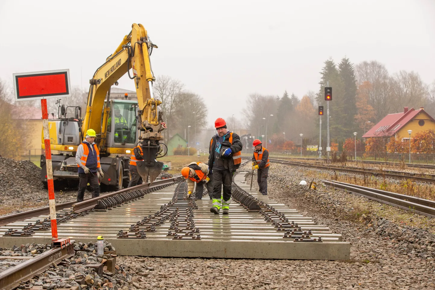 Edelaraudtee Infrastruktuuri AS teeb betoonpööranguid paigaldades Türil raudteeajalugu, sest need on Eesti avalikel raudteedel esimesed omasugused.