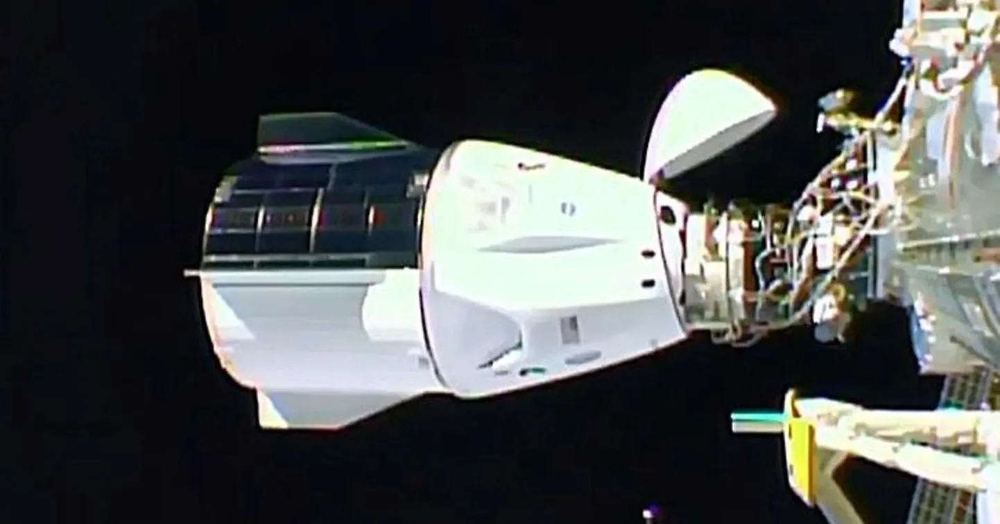 SpaceX Dragoni kapsel põkkus rahvusvahelise kosmosejaamaga.