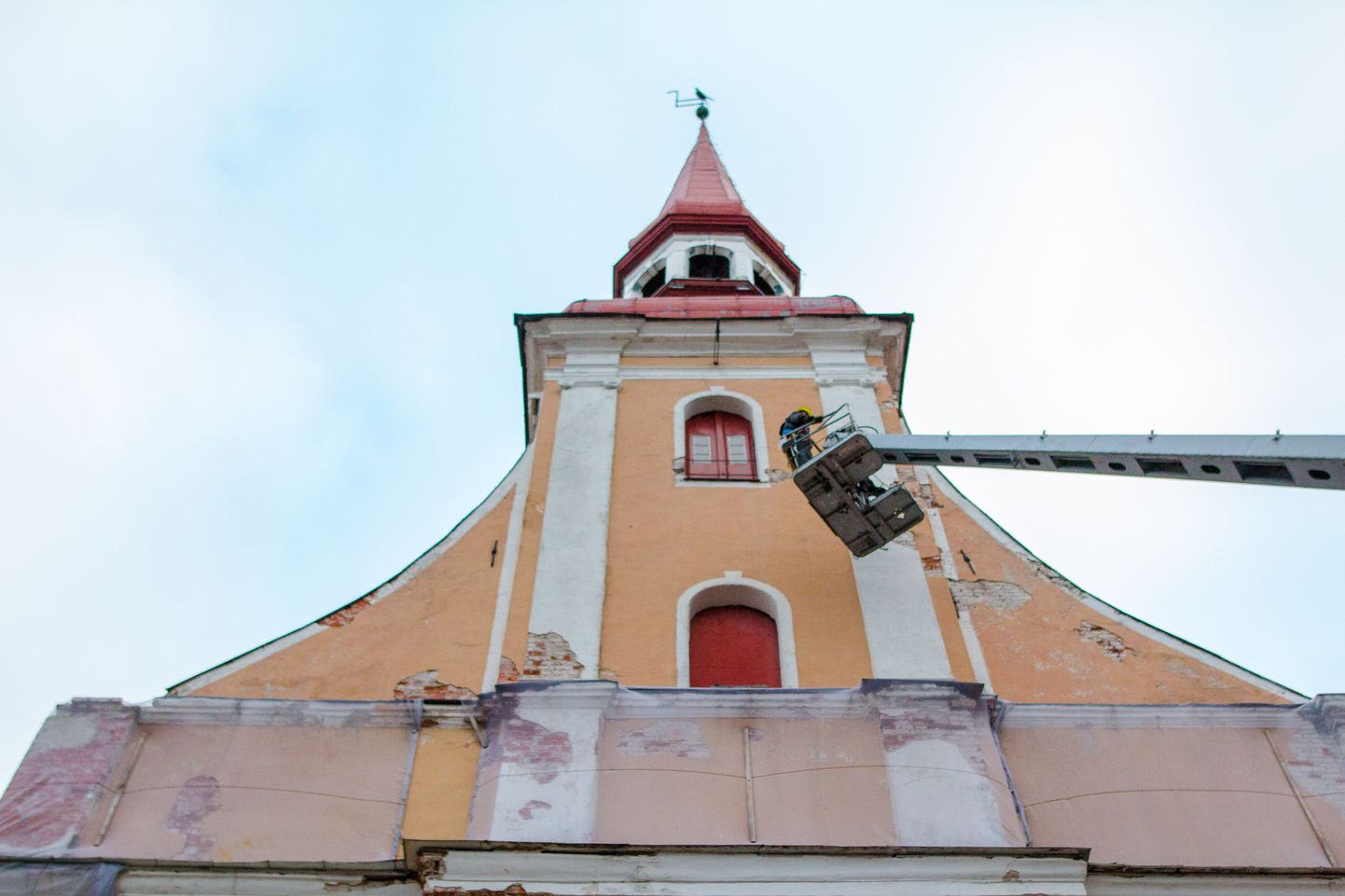Tänavu mitmel korral tänavale kiviklibu, krohvitükke ja suuremaidki karniisitükke poetanud Eliisabeti kiriku torni juures tehakse hädapärast remonti, et peatada edasised varingud.