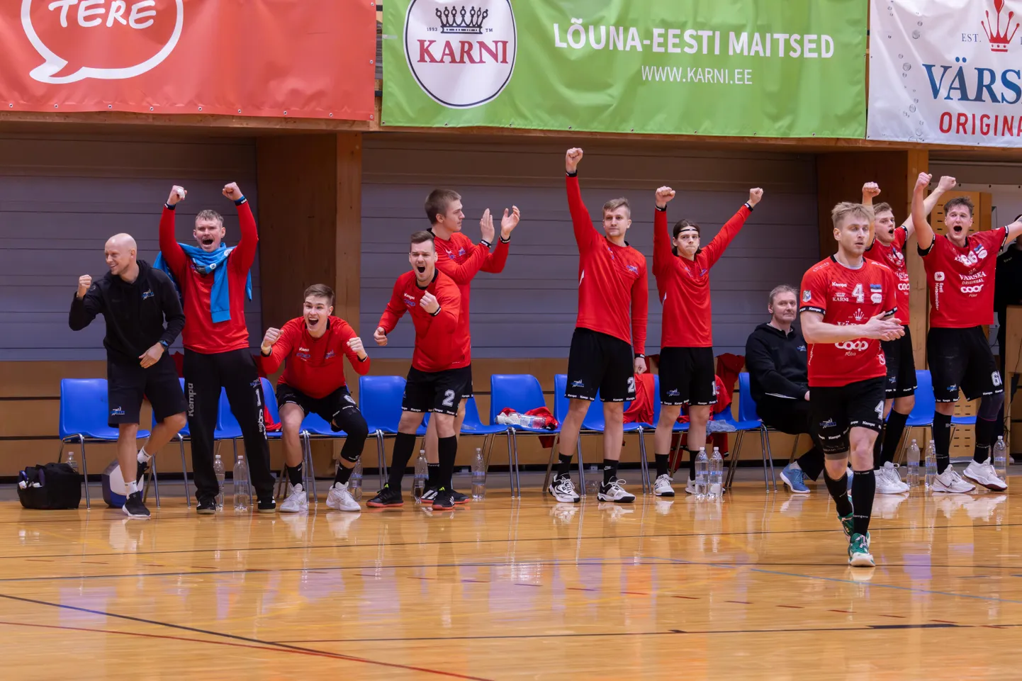 Võidukas Serviti tähistamas võitu.