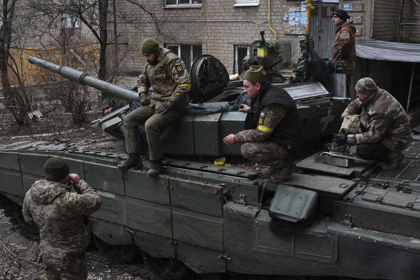 Ukraina sõdurid valmistumas rünnakuks Bahmuti lähistel.