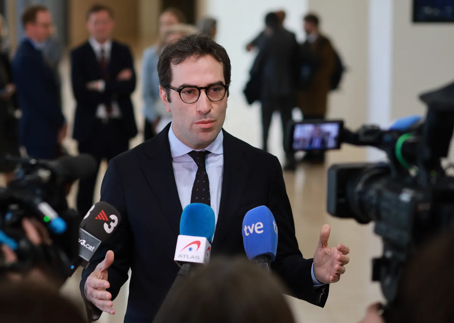 Spānijas Ekonomikas ministrs Karloss Kirpo sanāksmē Luksemburgā 2025.gada 7.aprīlī