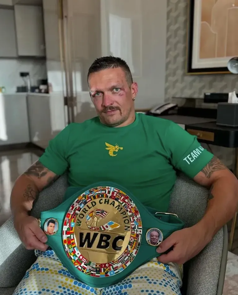 Oleksandrs Usiks ar īsto WBC čempionu jostu.