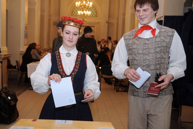 Участники хора Bramaņi голосуют на референдуме о русском языке как втором государственном