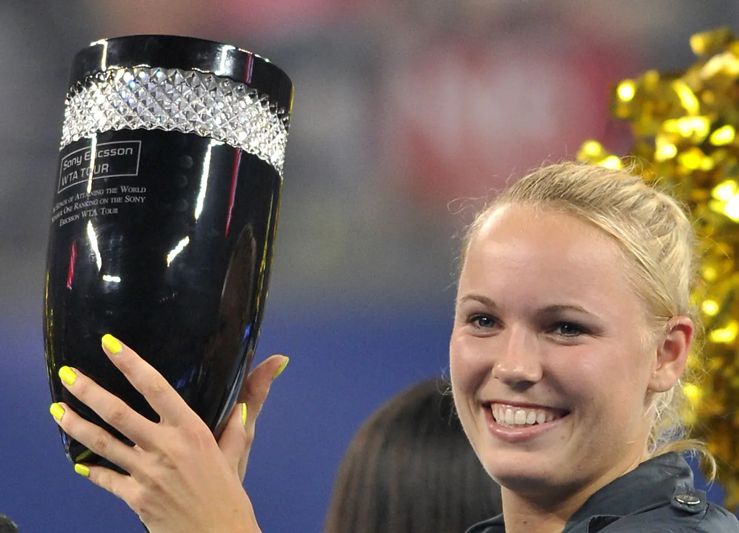 Caroline Wozniacki maailma esireketile antava karikaga.