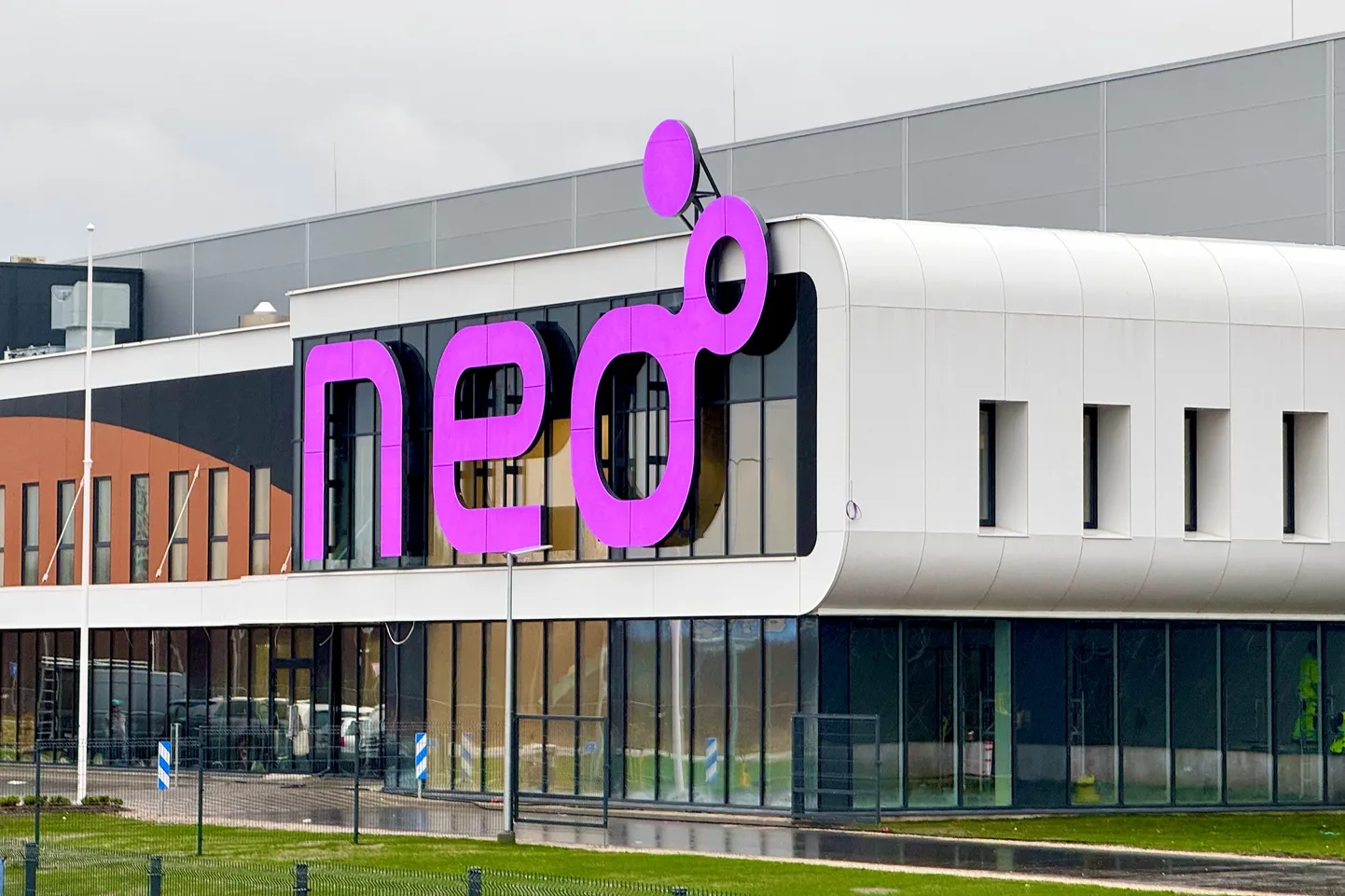 Главное здание нового завода магнитов "NPM Narva".