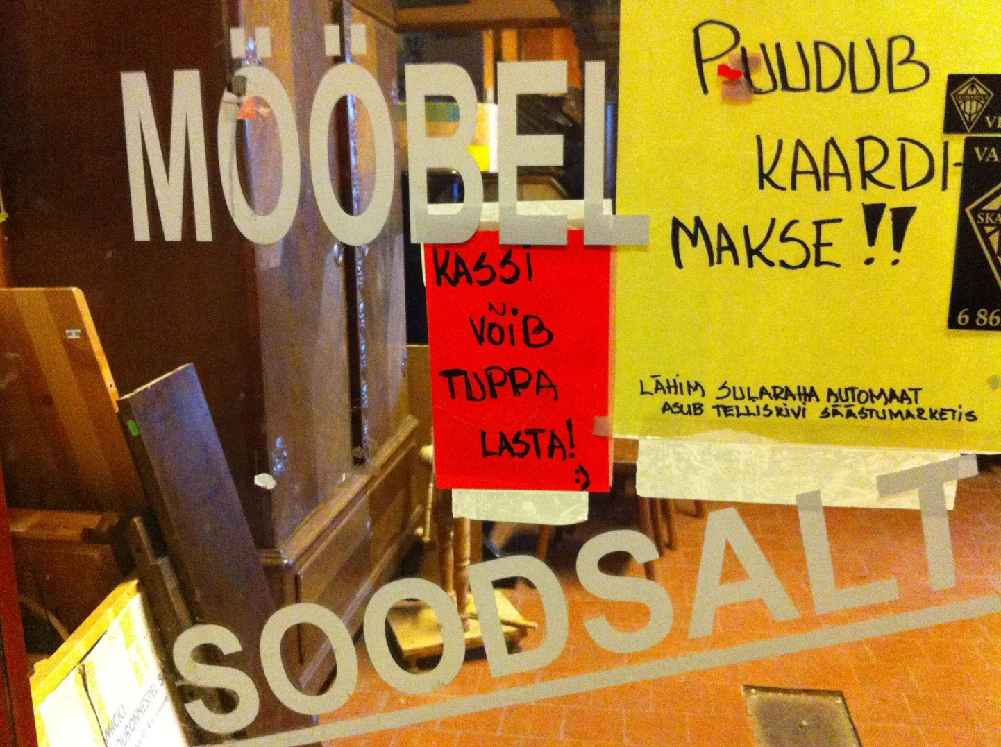 Kassisõbralik silt mööblipoe uksel.