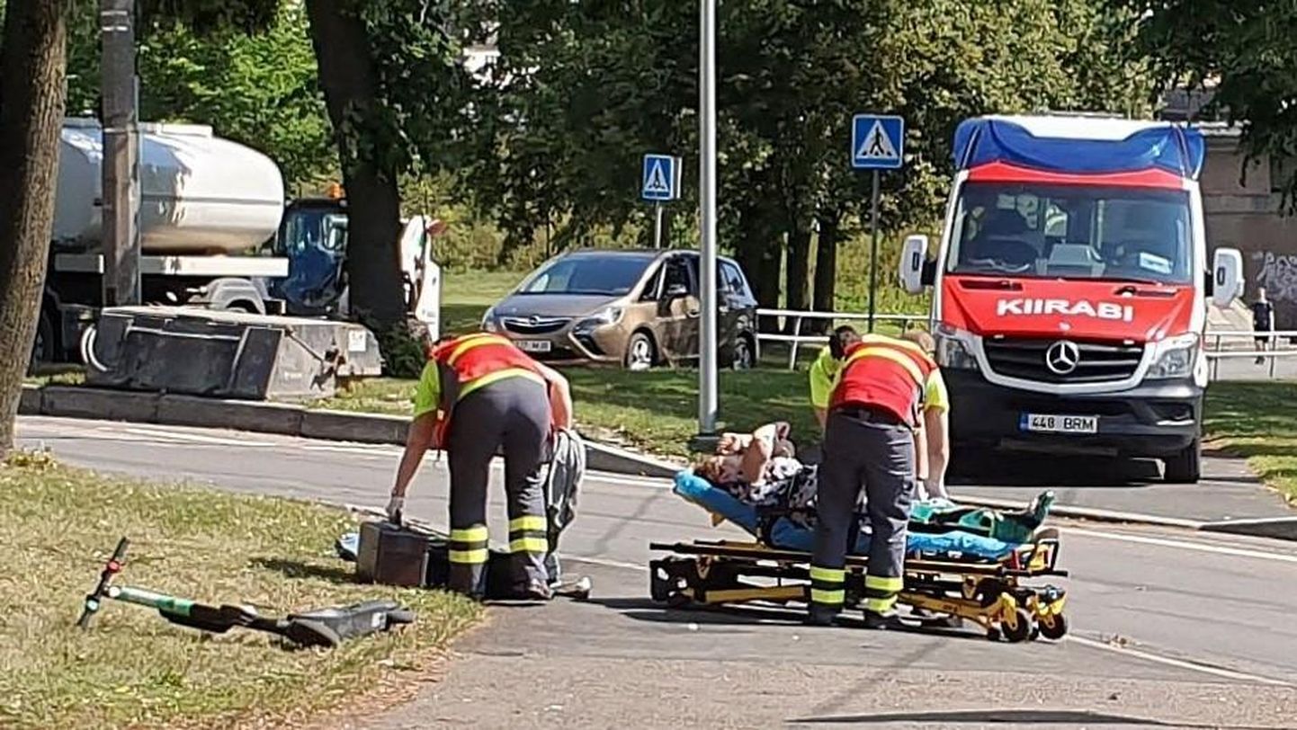 Kokkupõrke tagajärjel viga saanud jalakäija viidi Pärnu haiglasse. Pilt on illustratiivne.