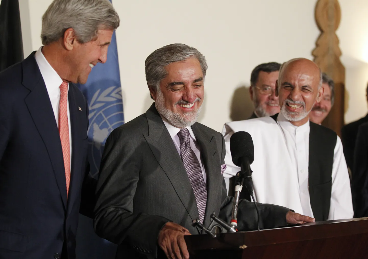Vasakult paremale: USA välisminister John Kerry ning Afganistani presidendikandidaadid Abdulah Abdullah ja Ashraf Ghani.