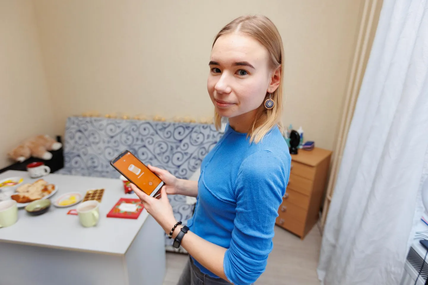 У Валентины Винской есть различные мобильные приложения, которые помогают ей выучить язык, где она может видеть значение слов и построение предложений.