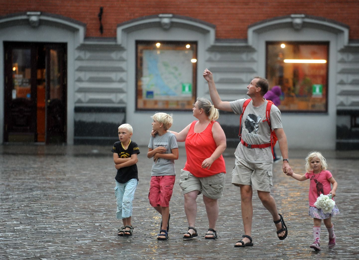 Люди в Старой Риге во время дождя