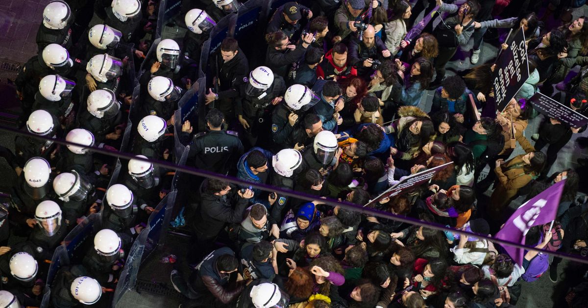 Türgi politsei kasutas naiste meeleavalduse vastu pisargaasi