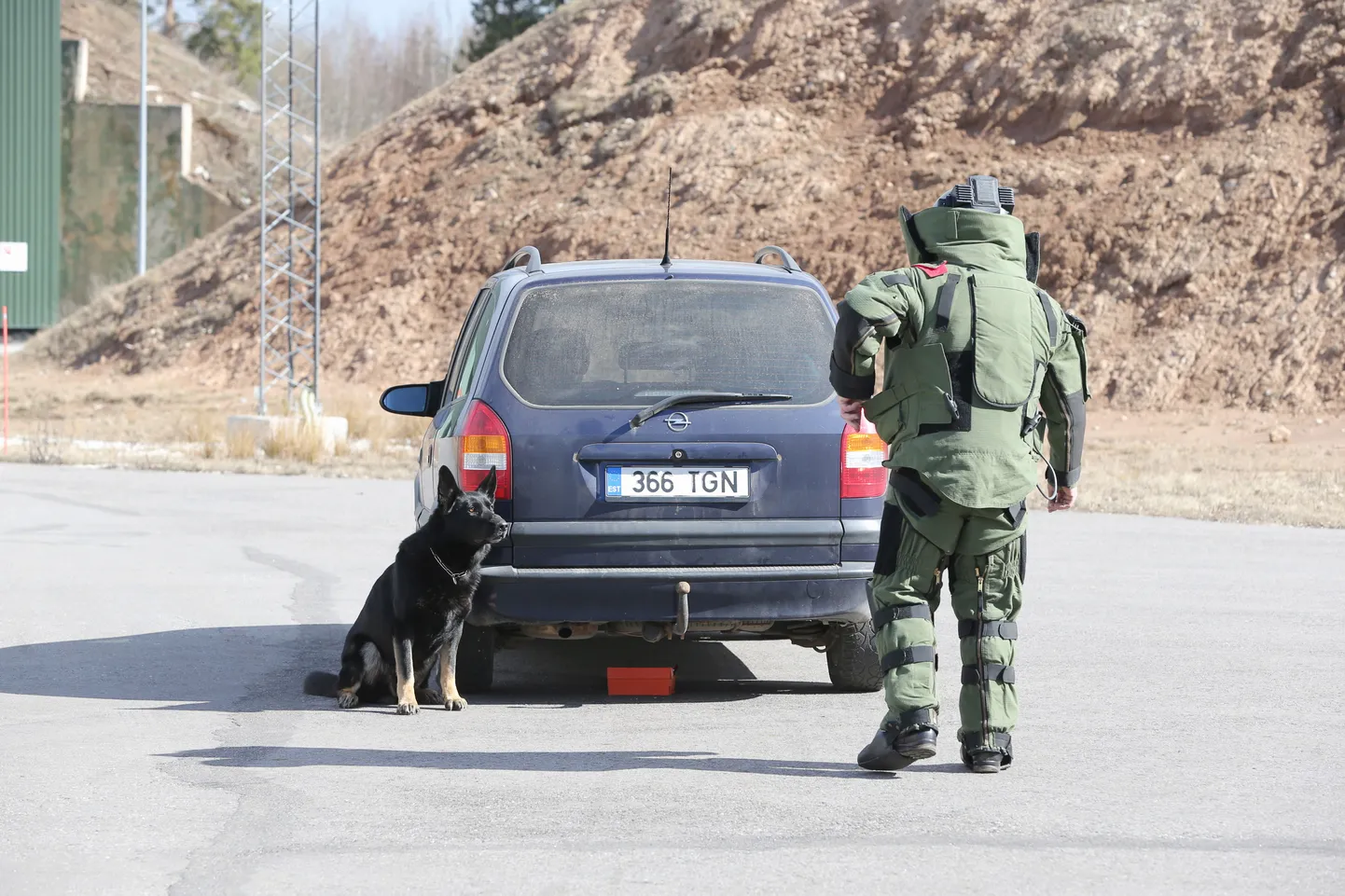 Pommikoer Pado terav nina tunneb, et auto all lebavas kahtlases pakis on lõhkeainet, ja ta jääb liikumatult selle kõrvale istuma, nagu teda on õpetatud. Vanemdemineerija Aivo Piirsoo läheb pakki kontrollima.