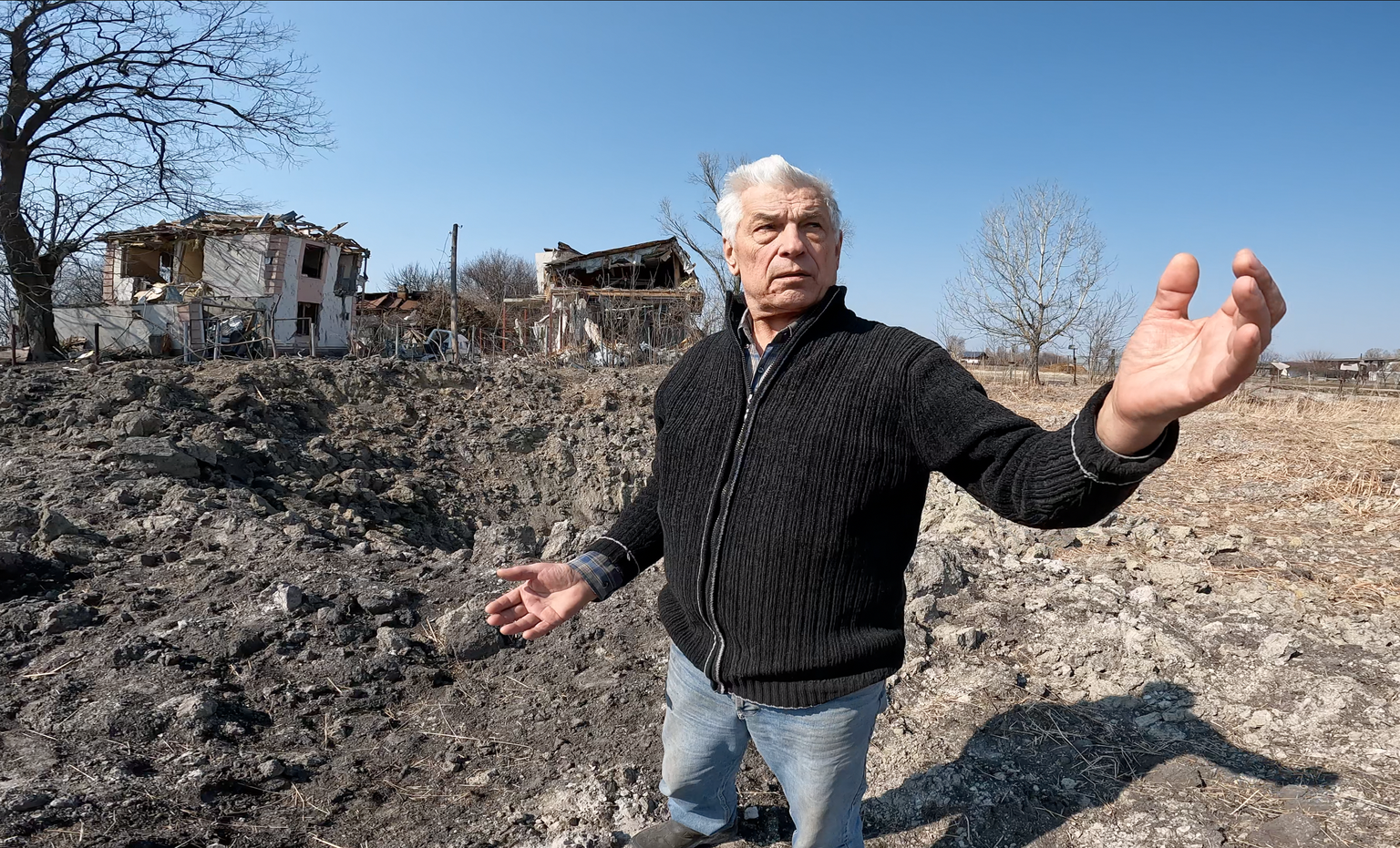 The villager Mykola Boiko wonders: Bom di tengah-tengah perkampungan yang aman?»