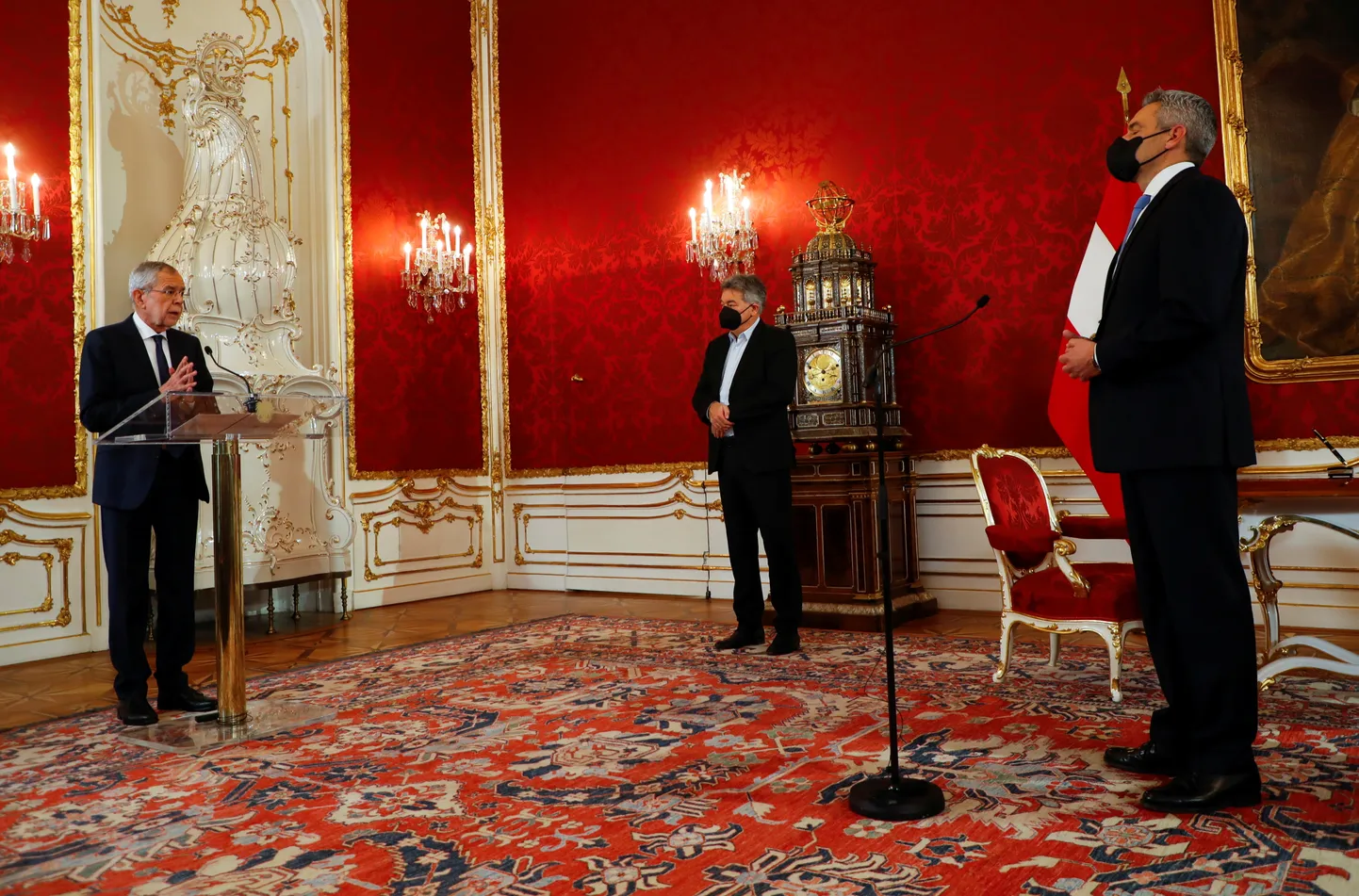 Austria president Alexander Van der Bellen (vasakul) ja asekantsler Werner Kogler (keskel) vannutamas täna ametisse kantsler Karl Nehammerit (paremal).