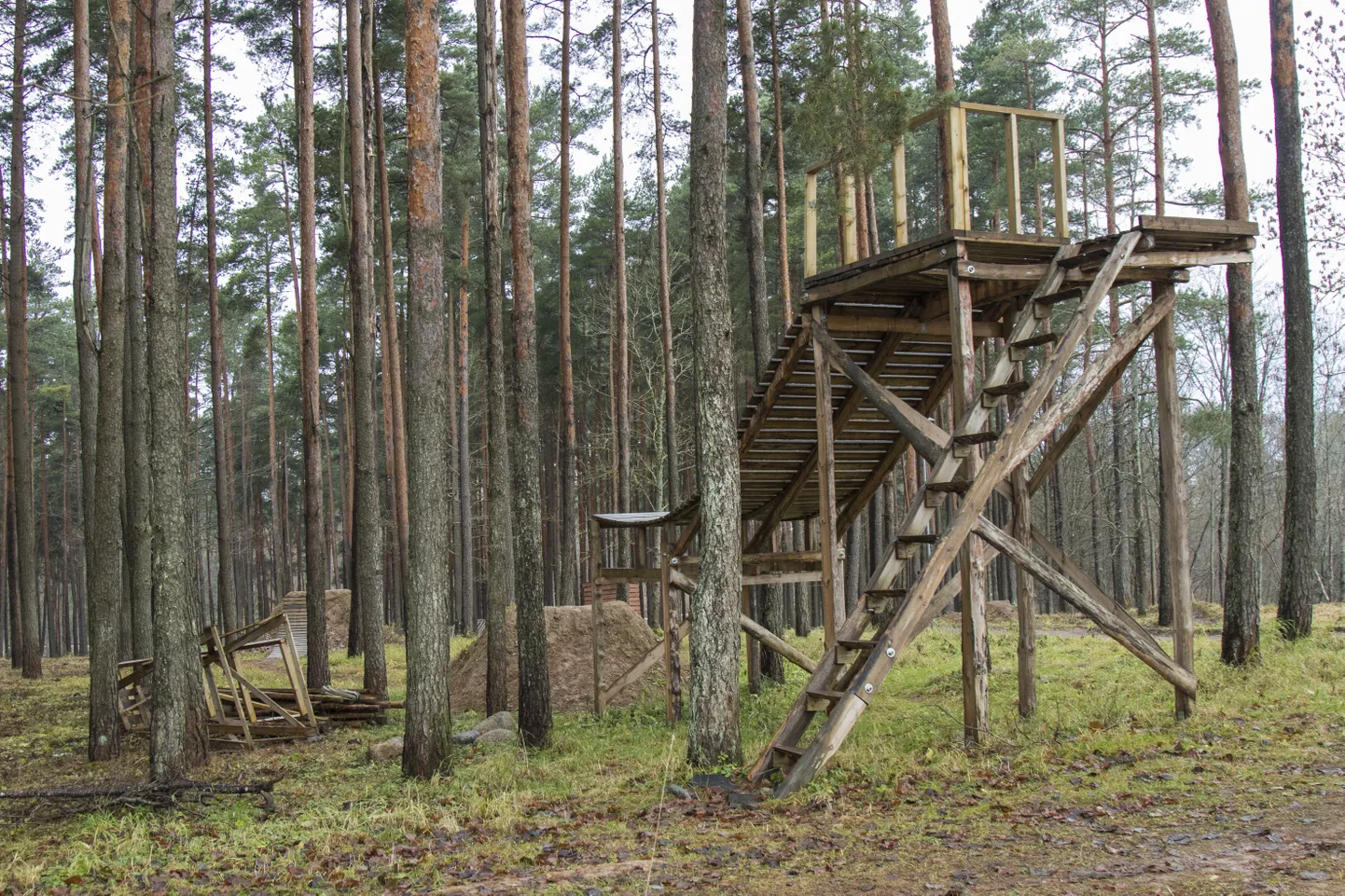 Kui ratturid 2007. aastal endale Uueveski oru nõlvale rada hakkasid rajama, avastati sealt vana matmispaik.
