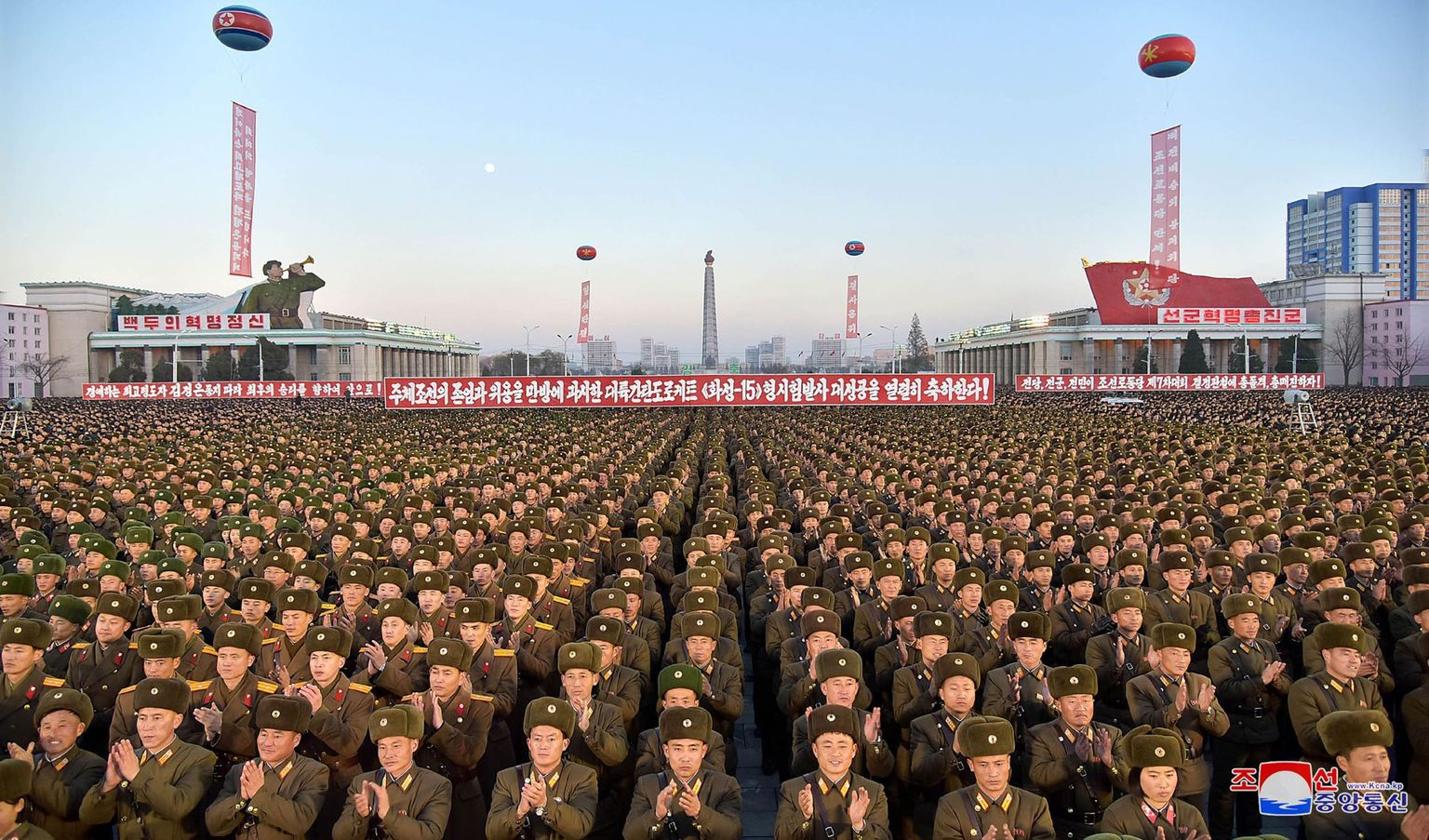Põhja-Korea sõdurid tähistavad Kim Jong-uni teadaannet, et riik on saavutanud täieliku tuumavalmiduse.