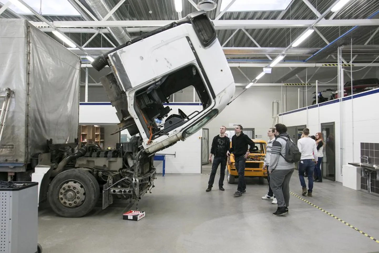 Viljandi kutsekeskkoolis võid õppida veoautosid remontima.