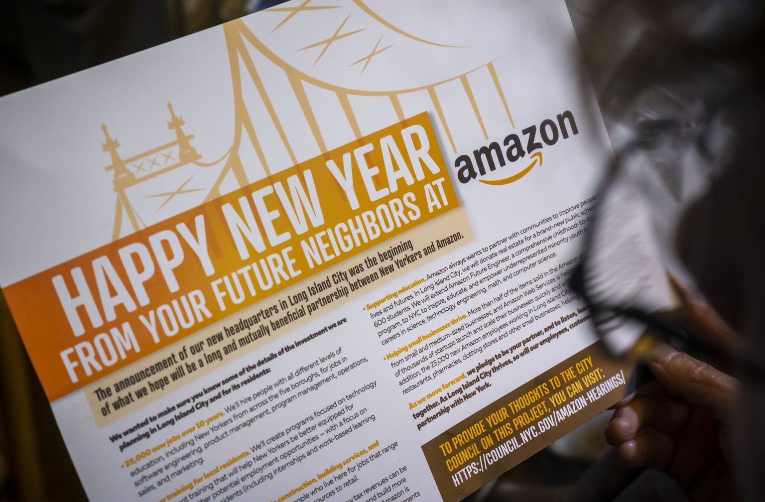New Yorgi elanik 2019. aasta 8. jaanuaril Amazoni kui oma tulevase naabri uusaastatervitust lugemas. Jutt käib juhtiva reklaamipakkuja uuest peakorterist.