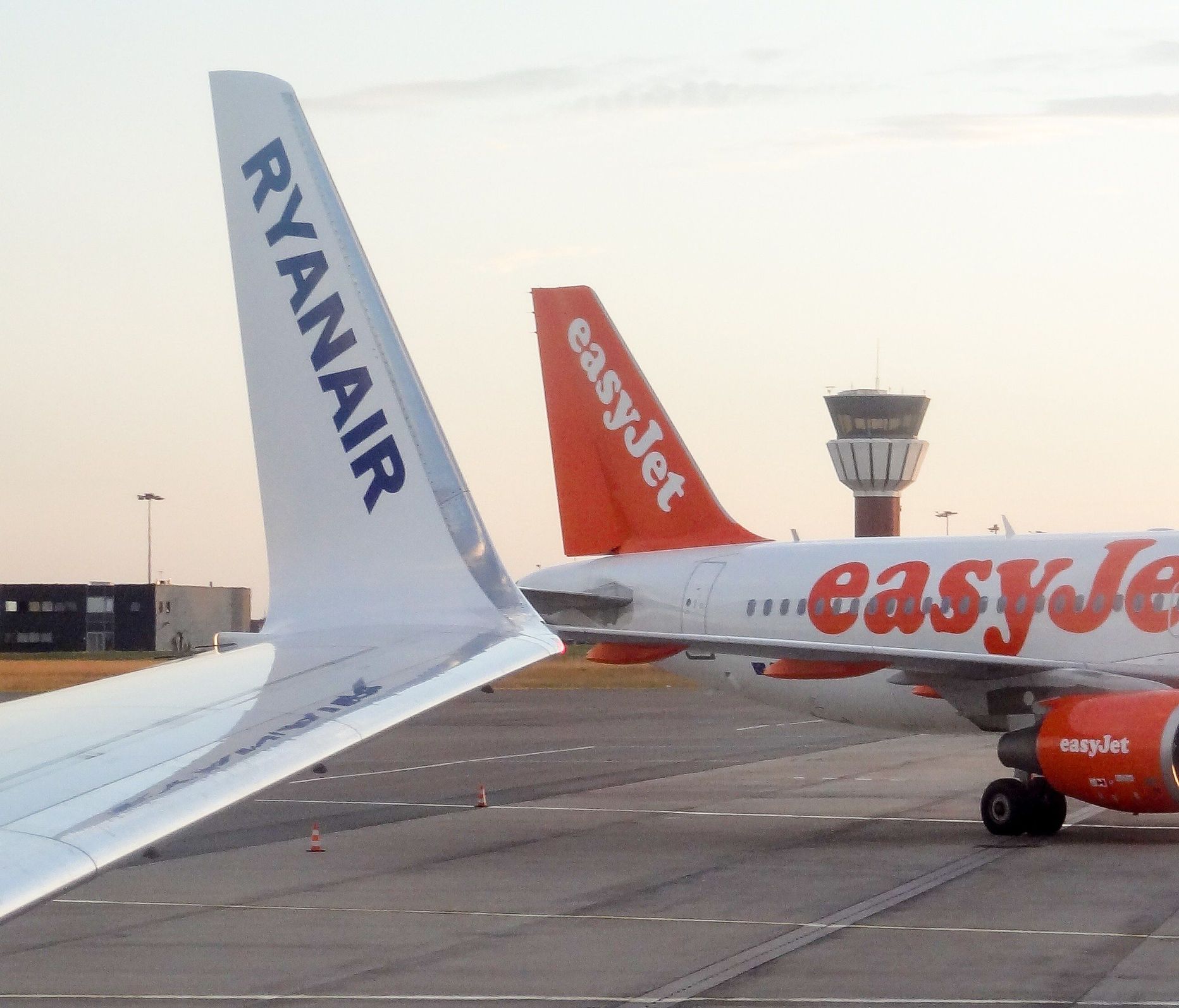 Easyjet ja Ryanair lennukid.