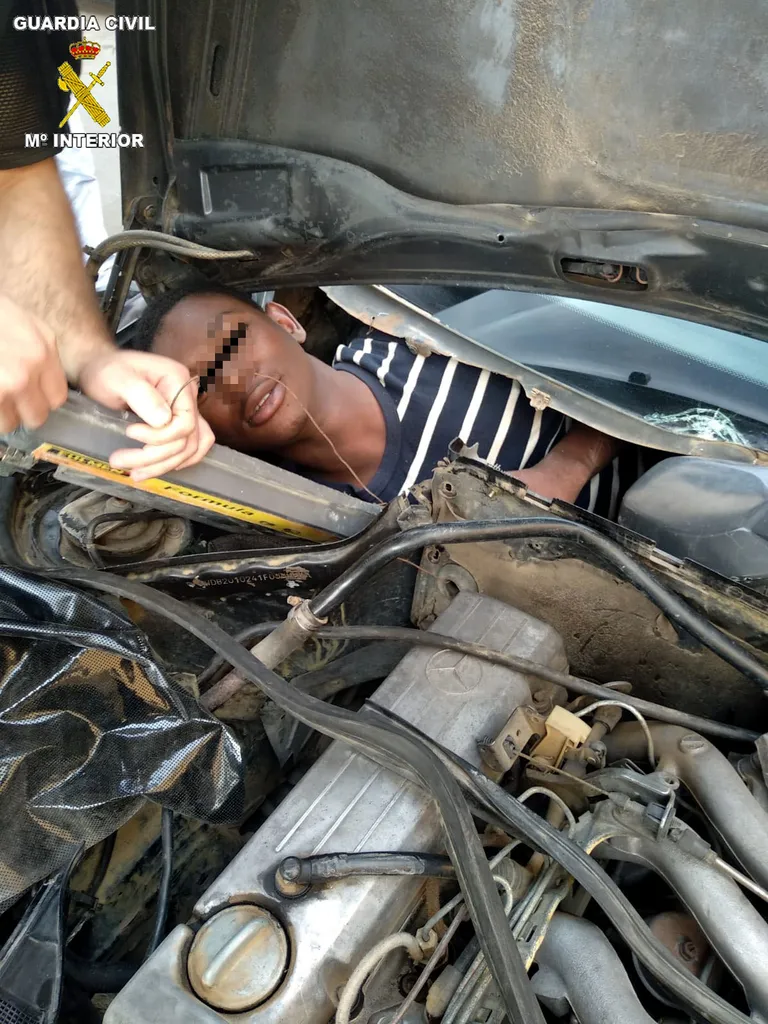 Marokos asuva Hispaania enklaavi Melilla piirivalve leidis 2019. aasta mais auto armatuurlaua seest 20. eluaastates migrandi.